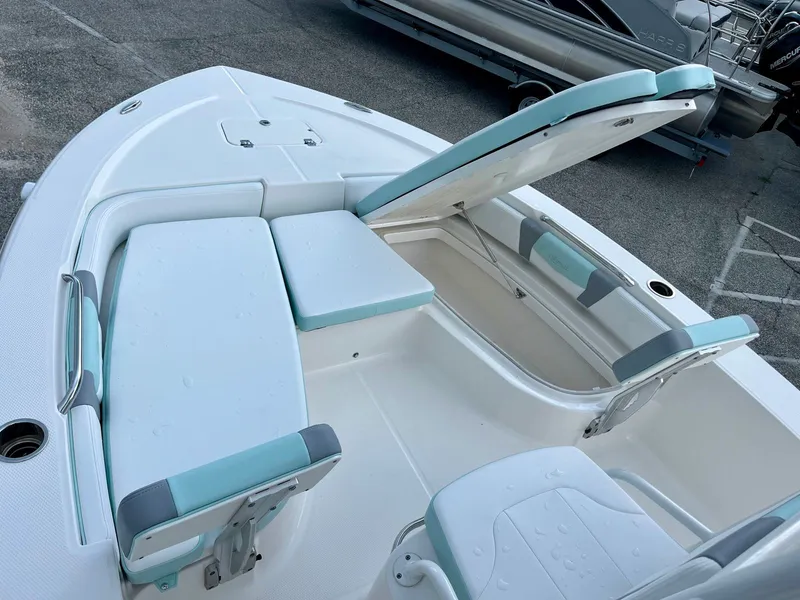 Slide: The Image of Robalo 206 Cayman 2024 - 17
