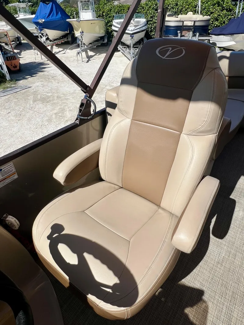 Slide: The Image of Captain's chair on a 2016 Crest Veranda V2275RC pontoon boat. - 20