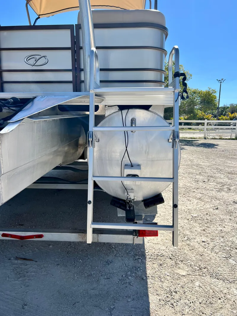 Slide: The Image of 2016 Crest Veranda V2275RC pontoon boat rear view with ladder and aluminum pontoons. - 23