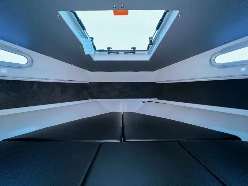 Slide: The Image of North River Endurance 3200EXL 2026 - 11