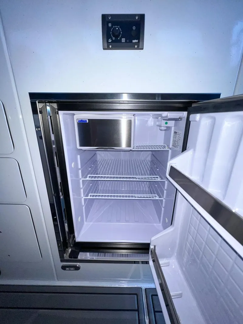 Slide: The Image of North River Endurance 3200EXL 2026 - 18