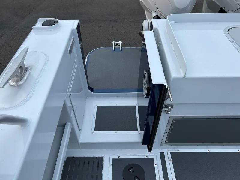 Slide: The Image of North River Endurance 3200EXL 2026 - 25