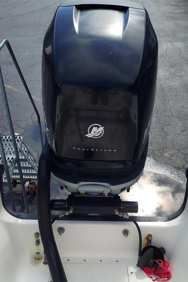 Slide: The Image of 2006 Boston Whaler 235 Conquest outboard motor. - 11