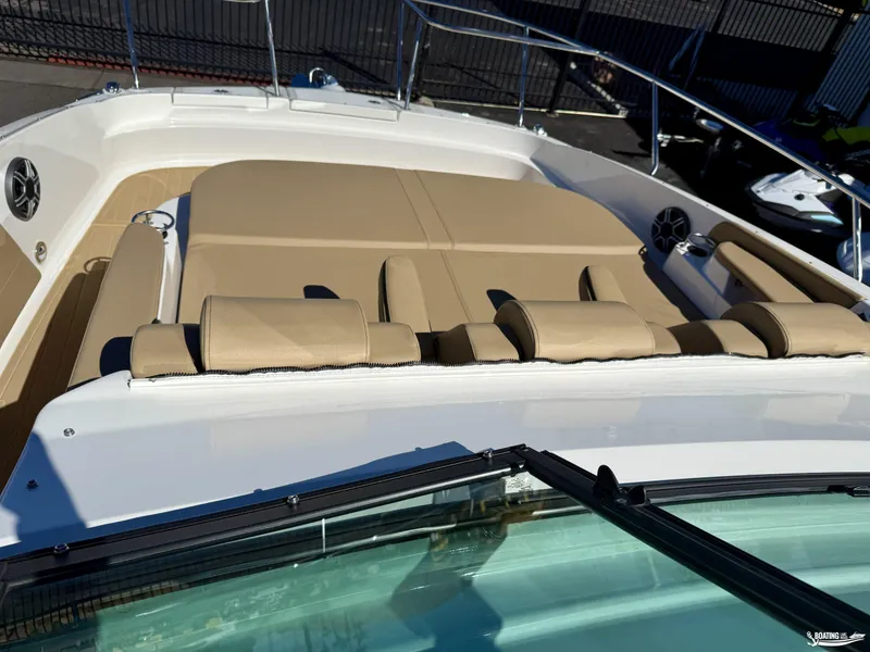 Slide: The Image of Sea Ray 320 Sundancer 2026 - 10