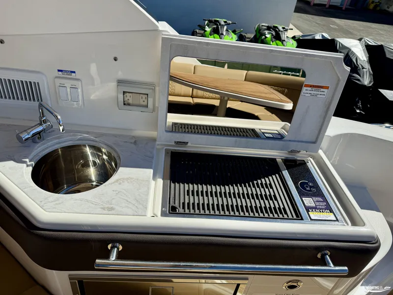 Slide: The Image of Sea Ray 320 Sundancer 2026 - 15