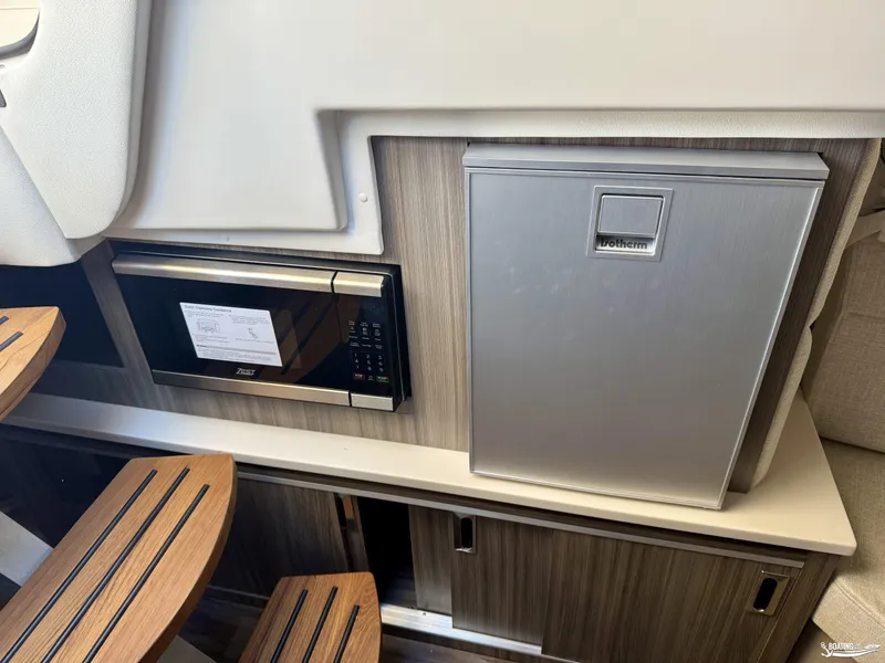 Slide: The Image of Sea Ray 320 Sundancer 2026 - 24