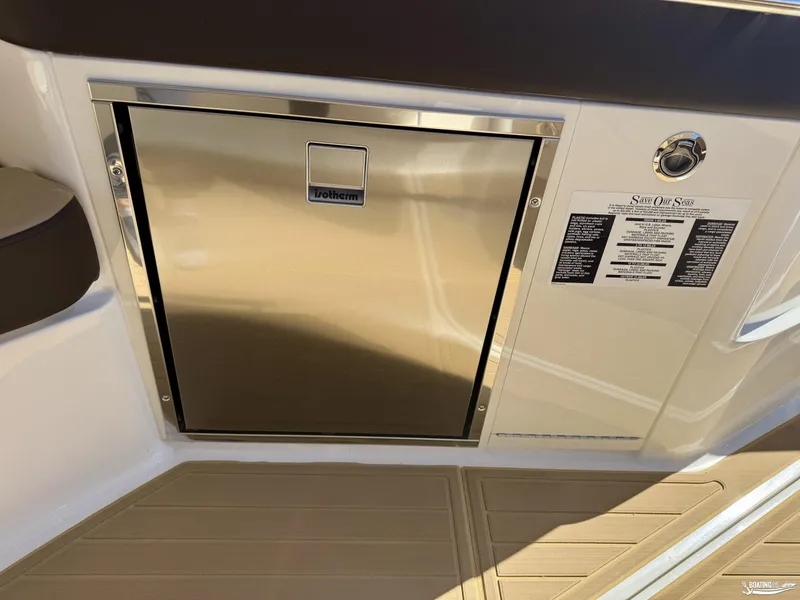 Slide: The Image of Sea Ray 320 Sundancer 2026 - 16