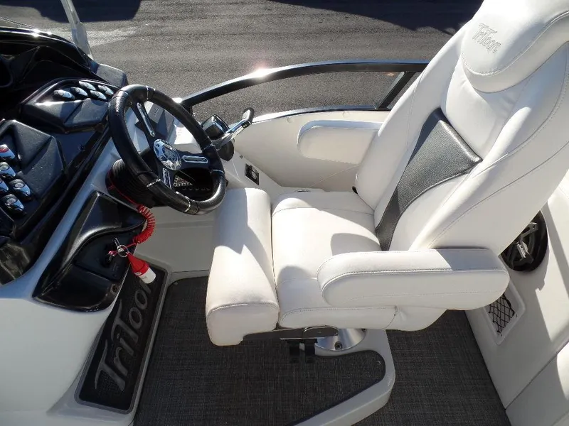 Slide: The Image of Captain's seat and steering console of a 2017 JC Sporttoon 28TT boat. - 13