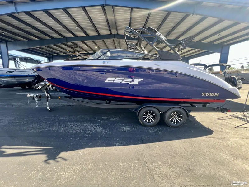 Slide: The Image of Yamaha 252 XE 2025 - 2