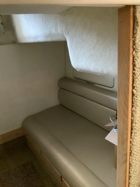 Slide: The Image of Interior cabin seating of a 2000 Maxum 3300 SCR boat. - 26