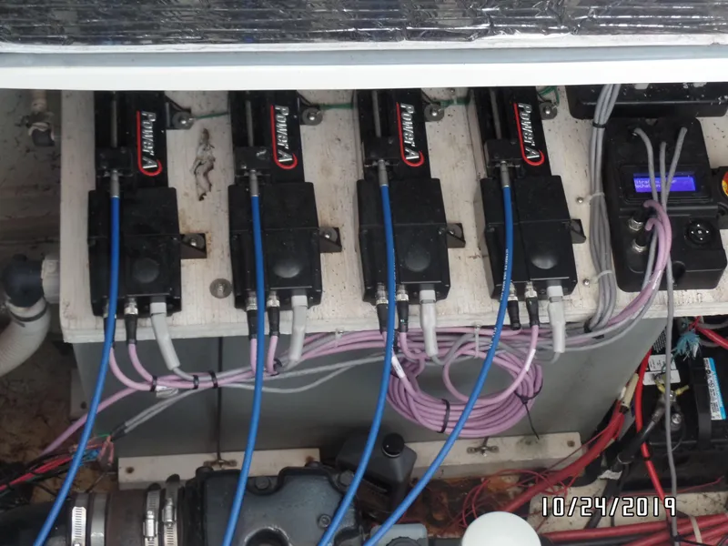 Slide: The Image of Electrical system of a 2000 Maxum 3300 SCR boat with wiring and components. - 30
