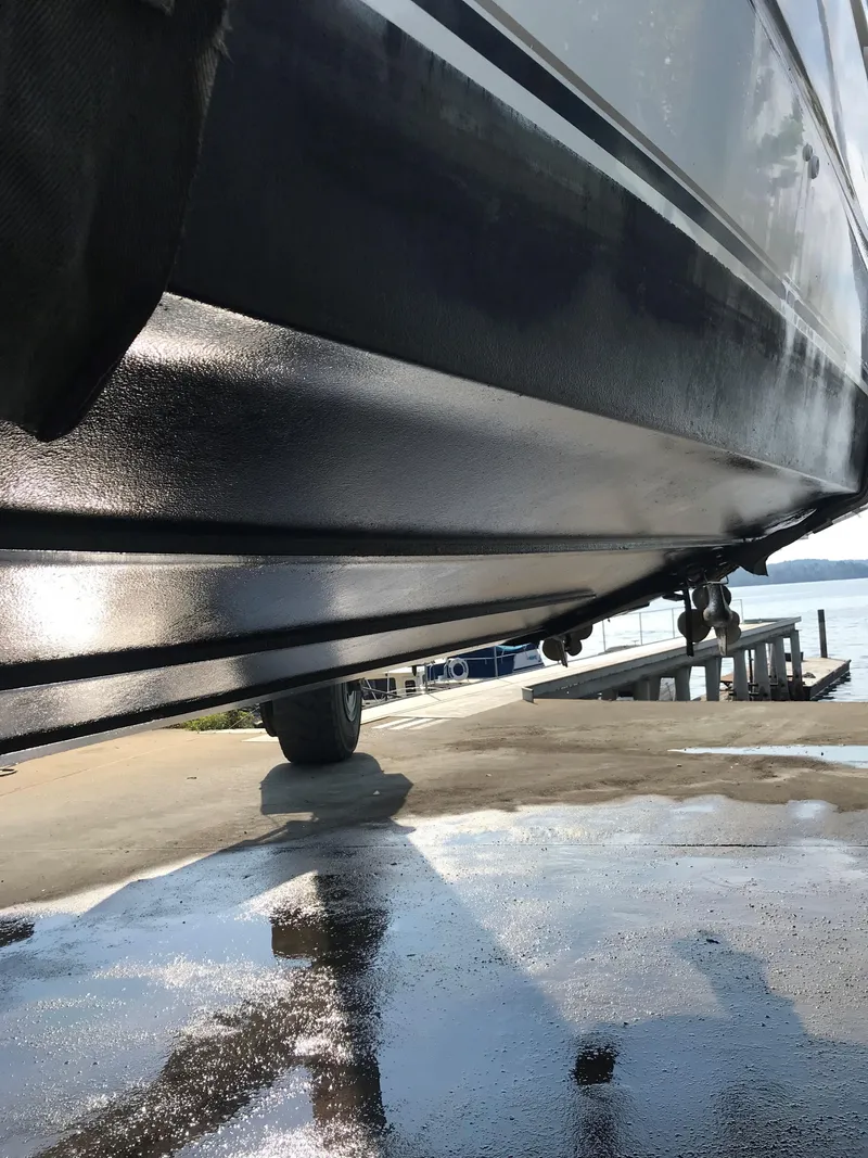 Slide: The Image of 2000 Maxum 3300 SCR boat hull on dry dock for maintenance. - 36