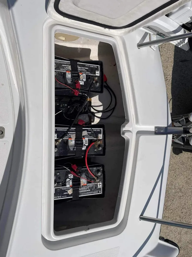 Slide: The Image of Battery compartment of 2000 Glacier Bay 260 Canyon Runner boat. - 17