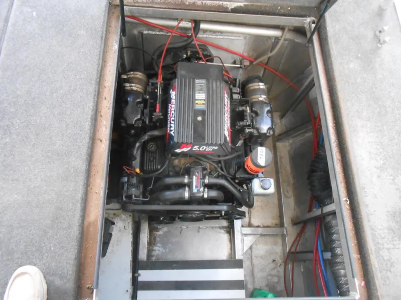 Slide: The Image of Sumerset 7016 2000 model boat engine compartment with MerCruiser 5.0L engine. - 22