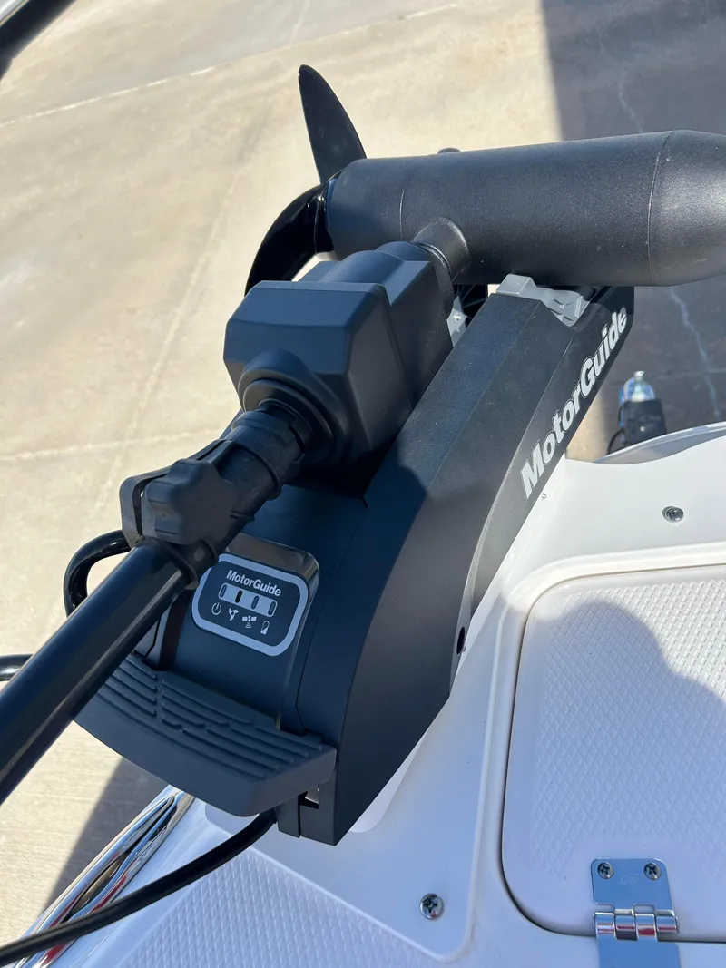 Slide: The Image of 2024 Chaparral 21 Ski & Fish boat with MotorGuide trolling motor. - 9