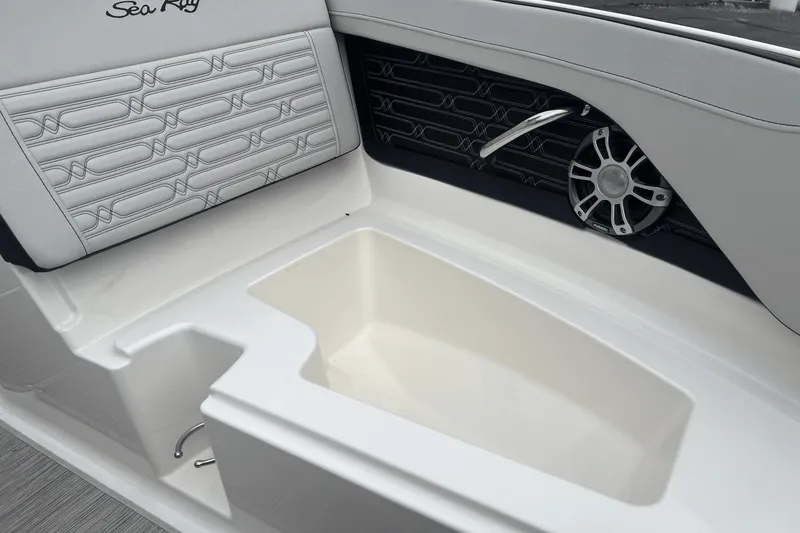 Slide: The Image of Sea Ray SPX 210 2024 - 11