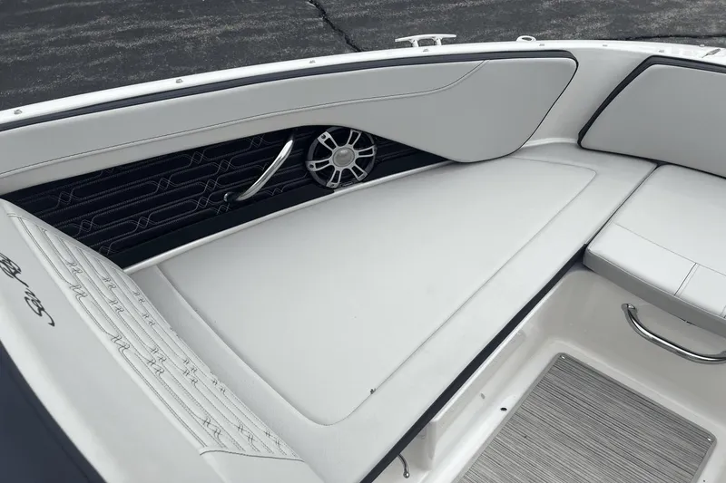 Slide: The Image of Sea Ray SPX 210 2024 - 15