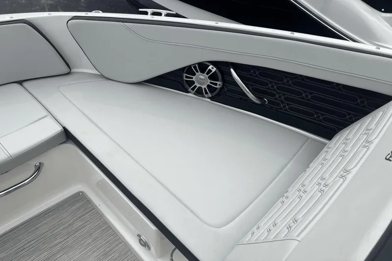 Slide: The Image of Sea Ray SPX 210 2024 - 17