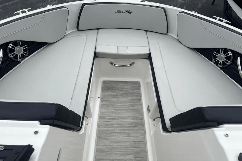 Slide: The Image of Sea Ray SPX 210 2024 - 18