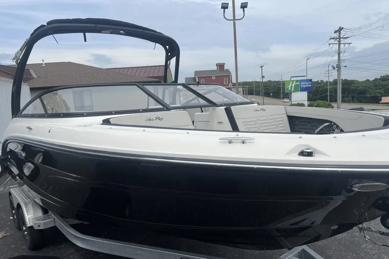 Slide: The Image of Sea Ray SPX 210 2024 - 2