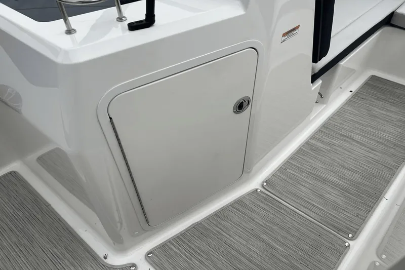 Slide: The Image of Sea Ray SPX 210 2024 - 22