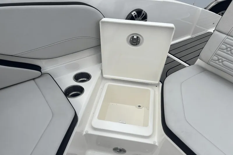 Slide: The Image of Sea Ray SPX 210 2024 - 23