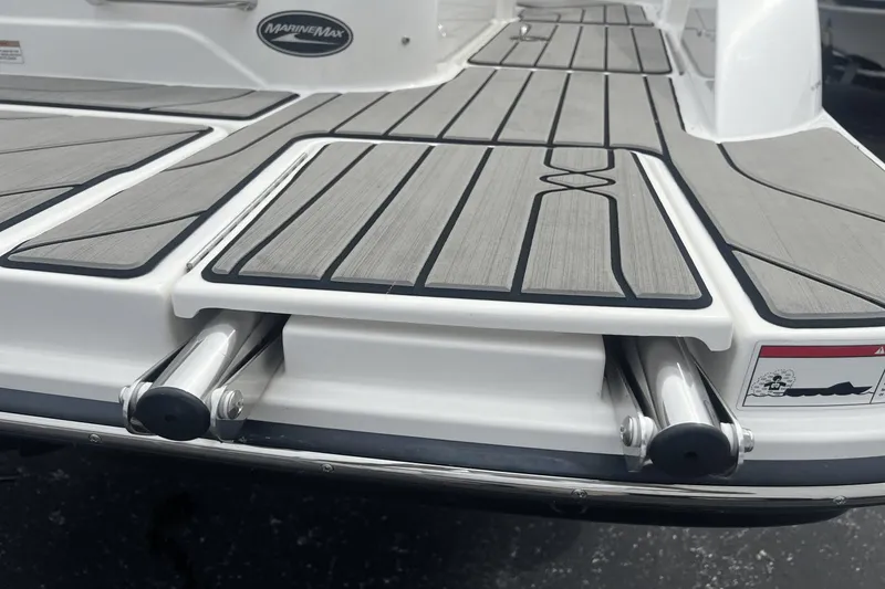 Slide: The Image of Sea Ray SPX 210 2024 - 27