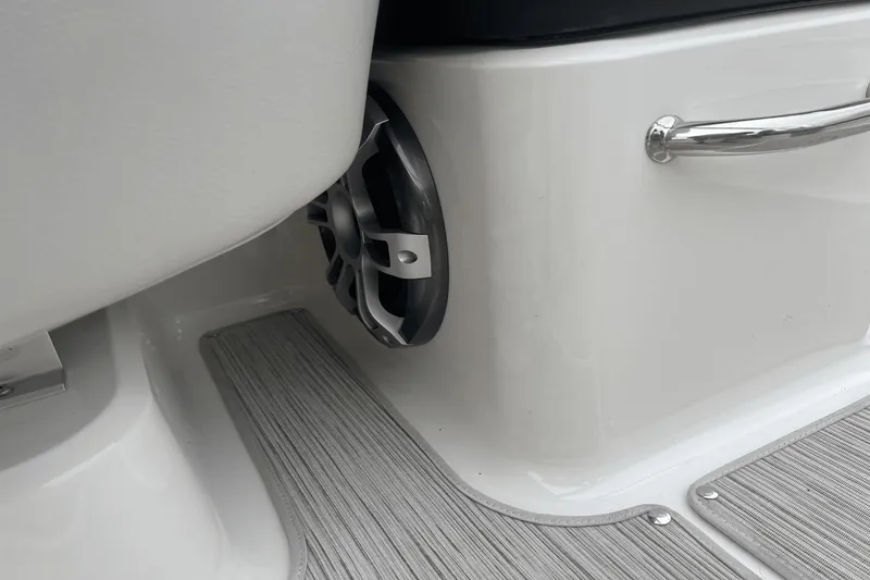 Slide: The Image of Sea Ray SPX 210 2024 - 28