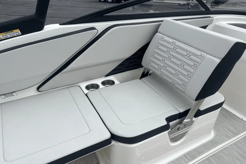 Slide: The Image of Sea Ray SPX 210 2024 - 38