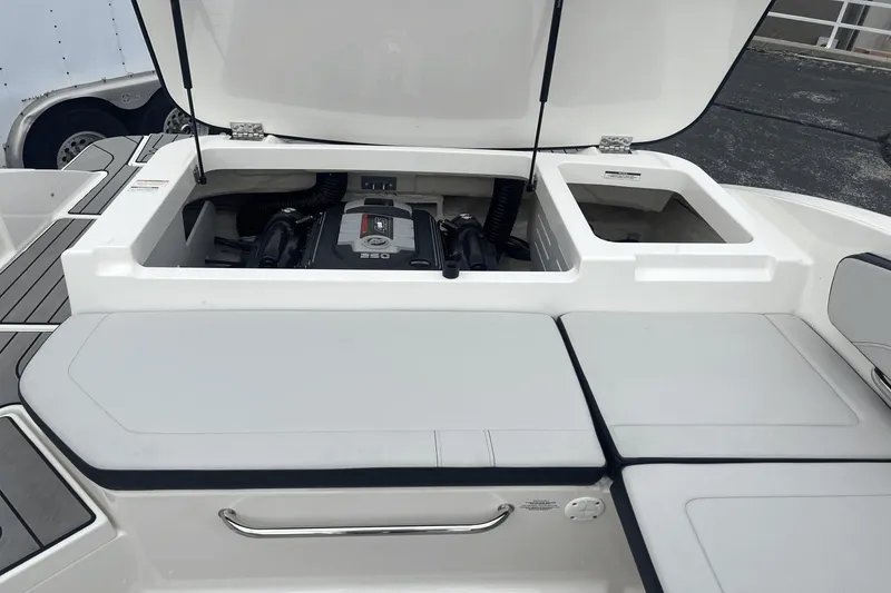 Slide: The Image of Sea Ray SPX 210 2024 - 41