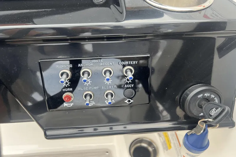 Slide: The Image of Sea Ray SPX 210 2024 - 5