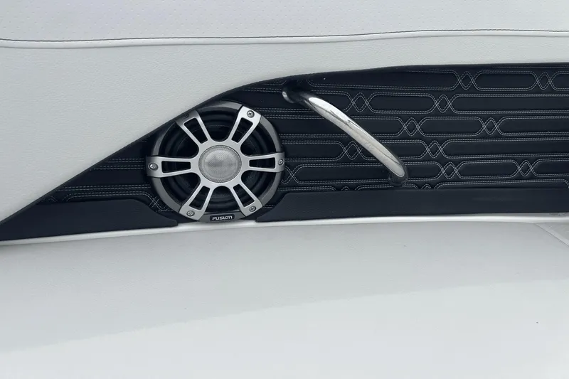 Slide: The Image of Sea Ray SPX 210 2024 - 8