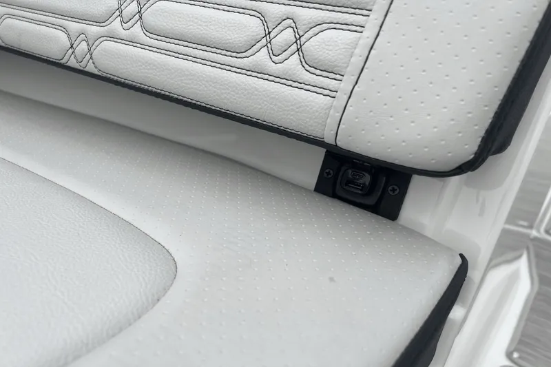 Slide: The Image of Sea Ray SPX 210 2024 - 9