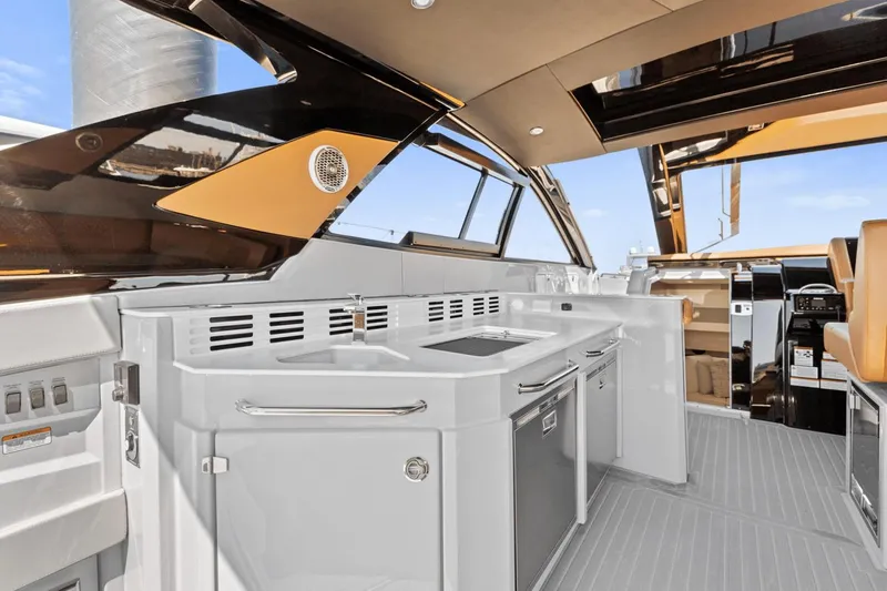 Slide: The Image of Cruisers Yachts 42 GLS South Beach Outboard 2024 - 19