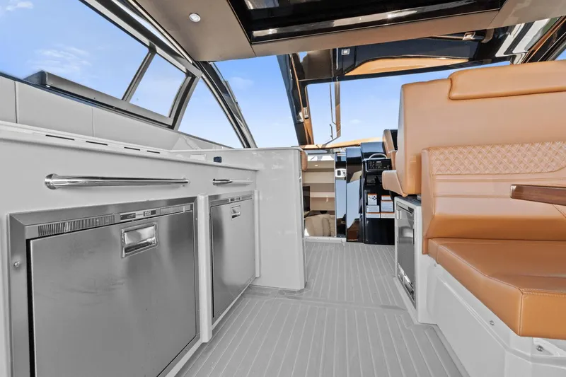 Slide: The Image of Cruisers Yachts 42 GLS South Beach Outboard 2024 - 20