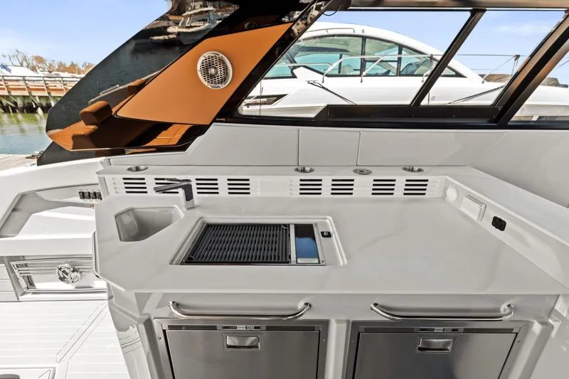 Slide: The Image of Cruisers Yachts 42 GLS South Beach Outboard 2024 - 21