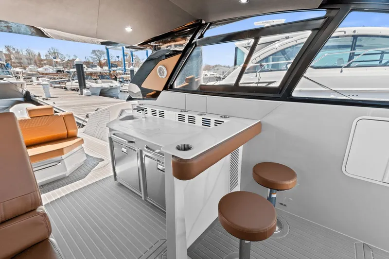 Slide: The Image of Cruisers Yachts 42 GLS South Beach Outboard 2024 - 22