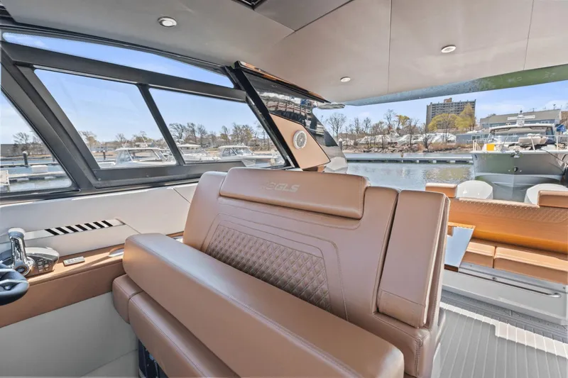 Slide: The Image of Cruisers Yachts 42 GLS South Beach Outboard 2024 - 26