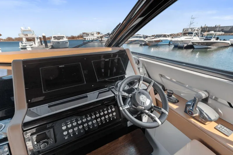 Slide: The Image of Cruisers Yachts 42 GLS South Beach Outboard 2024 - 28