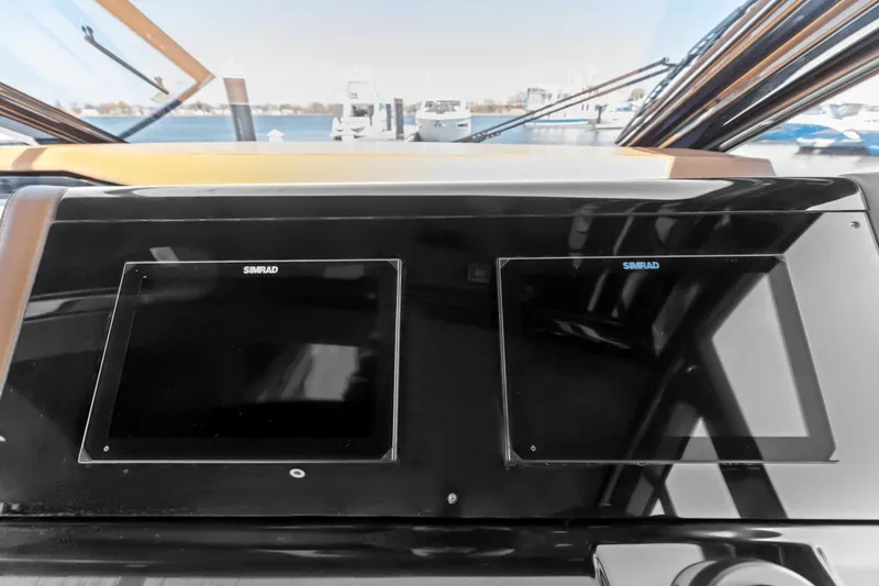 Slide: The Image of Cruisers Yachts 42 GLS South Beach Outboard 2024 - 29