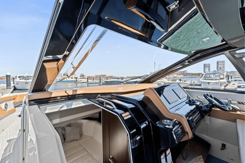 Slide: The Image of Cruisers Yachts 42 GLS South Beach Outboard 2024 - 31