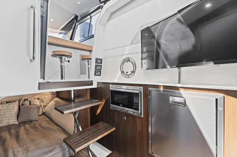 Slide: The Image of Cruisers Yachts 42 GLS South Beach Outboard 2024 - 32