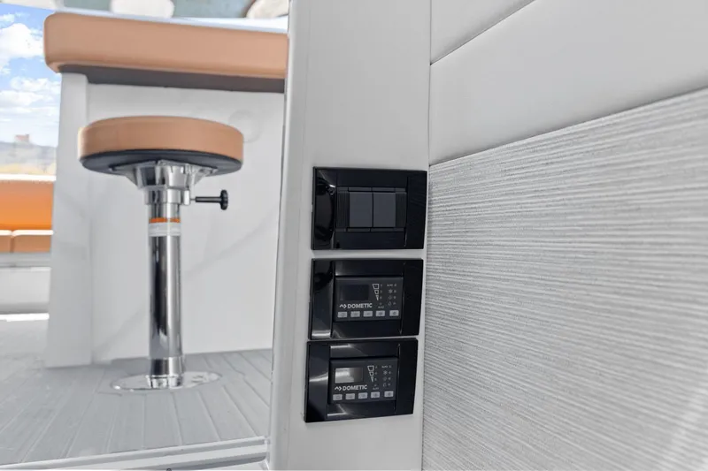 Slide: The Image of Cruisers Yachts 42 GLS South Beach Outboard 2024 - 33