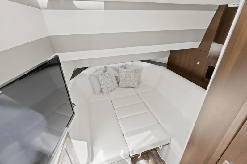 Slide: The Image of Cruisers Yachts 42 GLS South Beach Outboard 2024 - 35