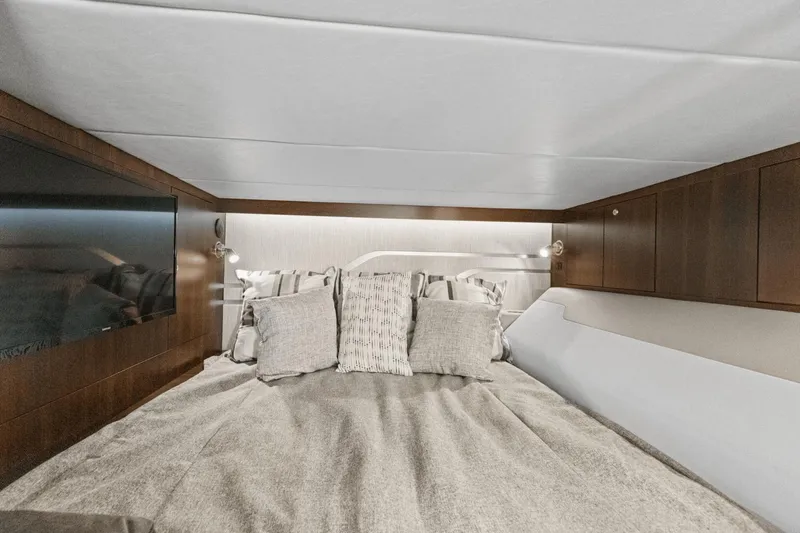 Slide: The Image of Cruisers Yachts 42 GLS South Beach Outboard 2024 - 39