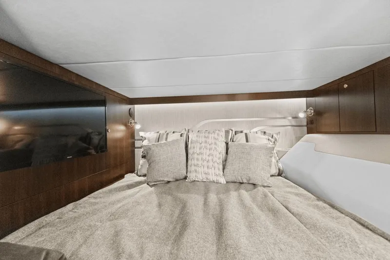 Slide: The Image of Cruisers Yachts 42 GLS South Beach Outboard 2024 - 40