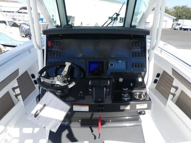 Slide: The Image of Blackfin 302CC 2024 - 15