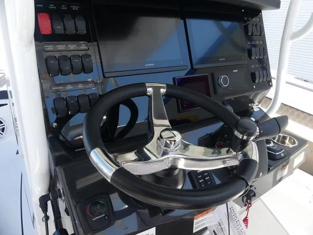 Slide: The Image of Blackfin 302CC 2024 - 19