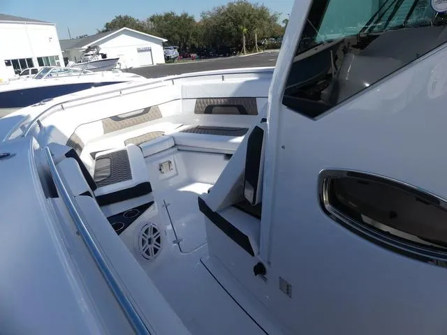 Slide: The Image of Blackfin 302CC 2024 - 29