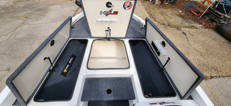 Slide: The Image of 2005 Ranger 520 VX boat with open storage compartments and H2O logo. - 14